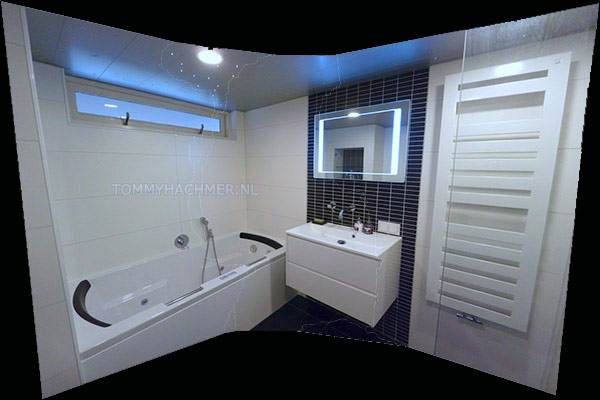 badkamer met: Bad: jacuzzi    afwijkende kleur tegels achter de wastafel  Plafond: led sterrenhemel